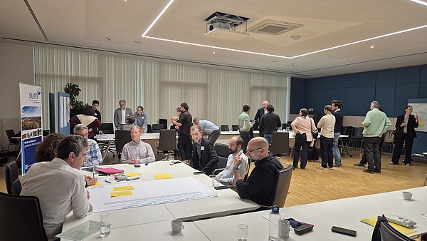 Blick zu den Diskussionsgruppen an den Arbeitstischen Forum Süd